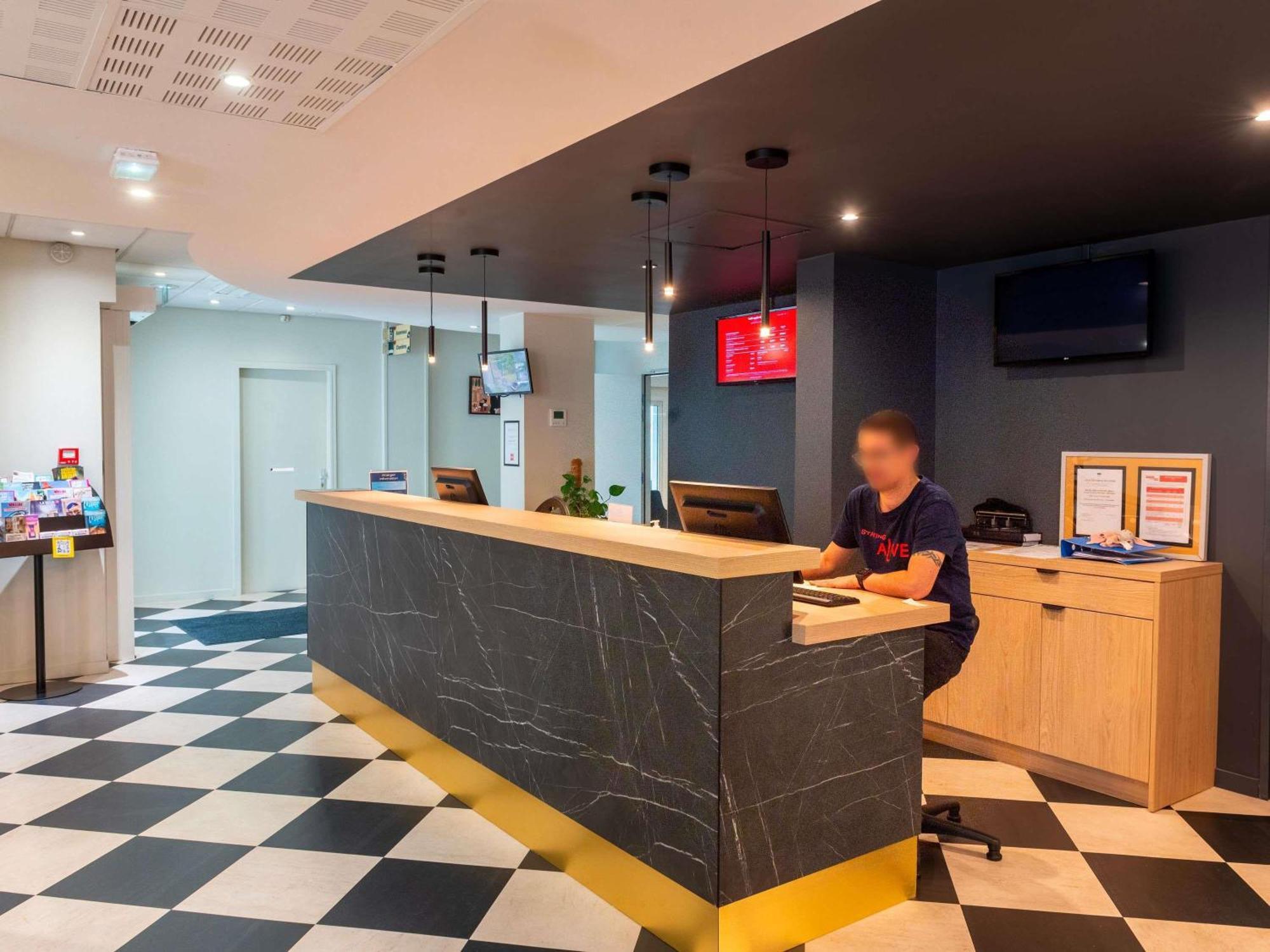 Ibis Lyon Est Bron Hotel Ngoại thất bức ảnh